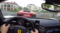 Takhle to vypadá, když Lamborghini na křižovatce vypeče s Ferrari. Doslova (video)