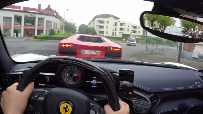 Takhle to vypadá, když Lamborghini na křižovatce vypeče s Ferrari. Doslova (video)