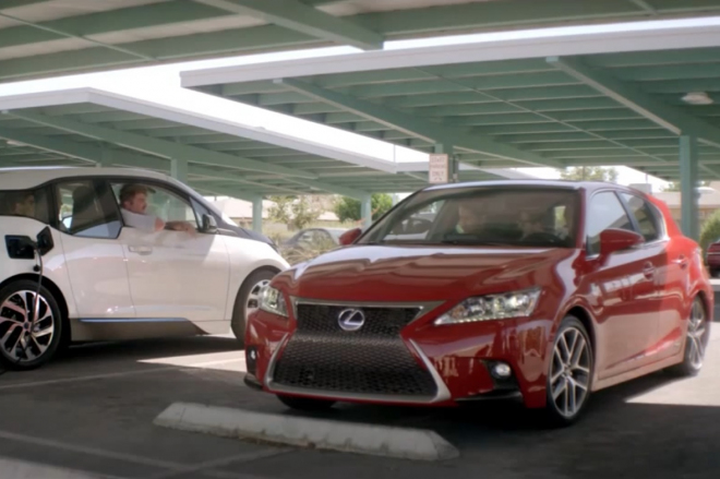 Lexus se v reklamě vysmívá elektrickému BMW i3, kvůli dojezdu (video)