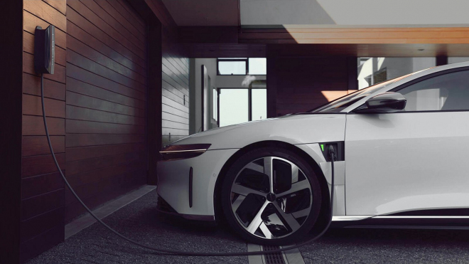 Další výrobce elektromobilů je stále blíže krachu. Lucid na každém prodaném voze prodělává skoro 10 milionů