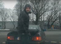 Dejte si pozor, na koho troubíte. Může to skončit i ránou ánu kladivem (video)