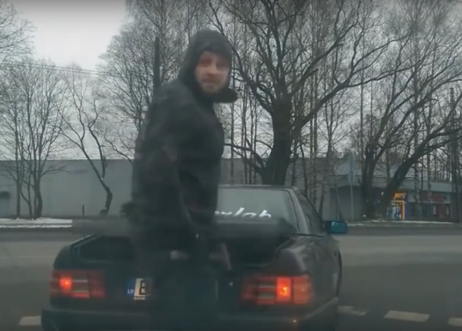 Dejte si pozor, na koho troubíte. Může to skončit i ránou ánu kladivem (video)