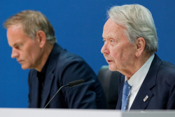 Porsche je v obrovské krizi, přiznal končící šéf. &bdquo;Chybí nám peníze ze dvou třetin klíčových trhů,&rdquo; říká