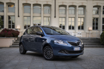 Lancia revient, ouvre des dizaines de nouvelles concessions sur les marchés internationaux, peut-être tout à fait inutilement - 1 - Lancia Ypsilon Hybrid 2021 nove foto 01