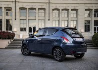 Lancia revient, ouvre des dizaines de nouvelles concessions sur les marchés internationaux, peut-être tout à fait inutilement - 2 - Lancia Ypsilon Hybrid 2021 nove foto 02