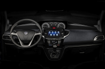 Lancia revient, ouvre des dizaines de nouvelles concessions sur les marchés internationaux, peut-être tout à fait inutilement - 3 - Lancia Ypsilon Hybrid 2021 nove foto 03