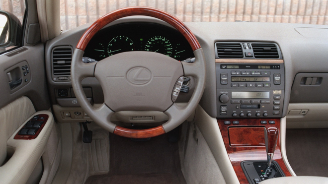 Muž si za 20 korun koupil ojetý Lexus s víc jak 1,6 milionu km. Dva roky ho nechal stát a pak ho zkusil nastartovat
