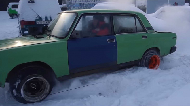 Rusové našli způsob, jak autu levně přidat pohon 4x4, aplikovali ho na Ladu