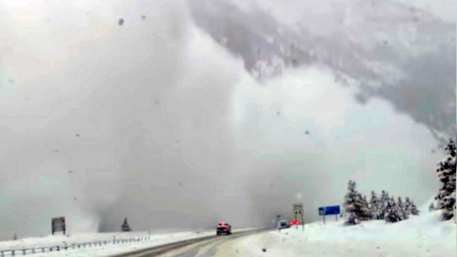 Palubní kamera natočila, jak se přes auta jedoucí po dálnici přežene lavina