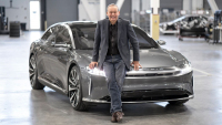 Zvrácená doba: Šéf výrobce elektromobilů, který loni prodal jen 4 tisíce aut, dostal přes 8,5 miliardy na odměnách