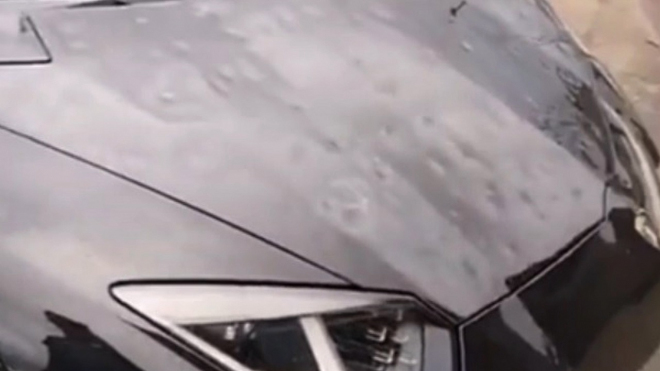 Calgary zasáhla jedna z nejhorších bouří posledních let, toto Lambo mělo štěstí v neštěstí