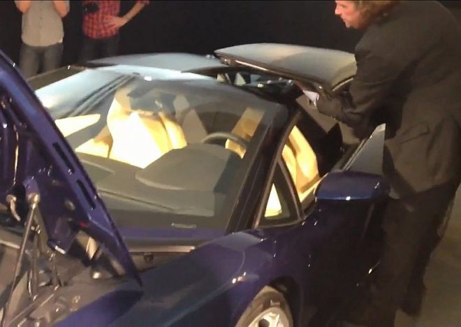 Lamborghini Aventador Roadster na prvním videu ukazuje, jak nasadit střechu