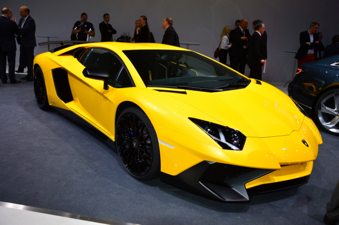 Lamborghini Aventador LP750-4 SV je venku: lehčí, silnější a divočejší