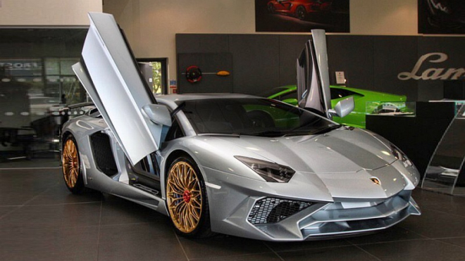 Tohle je poslední a nejdražší Aventador SV. Lak má úplně všude, za 1,5 milionu