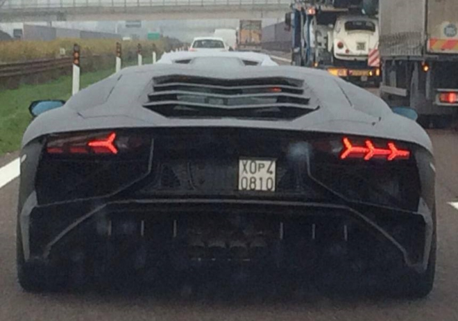 Lamborghini Aventador SV poprvé nafoceno při testech, má čtyři výfuky v sérii