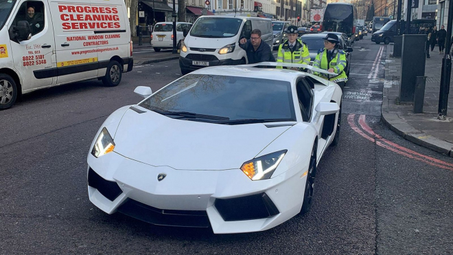 Dav přihlížejících se pobavil na účet městských policistek i řidiče Lamborghini