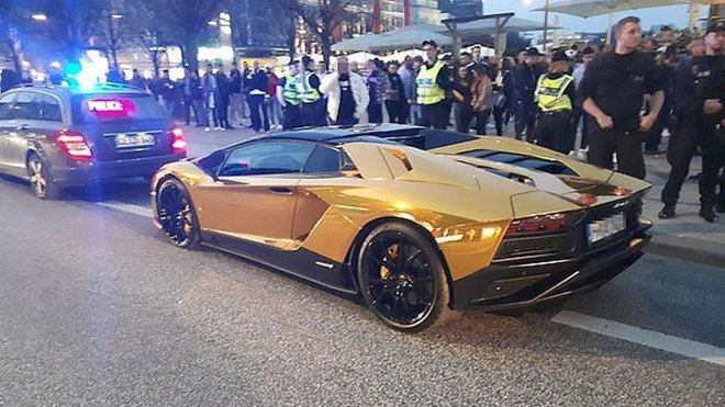 Němečtí policisté bojující s pozéry zabavili Lamborghini proto, že bylo moc zlaté