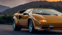 Tohle Lamborghini vzniklo v tomto provedení jako první na světě. A tento týden jde do prodeje coby hotová ikona z plakátů