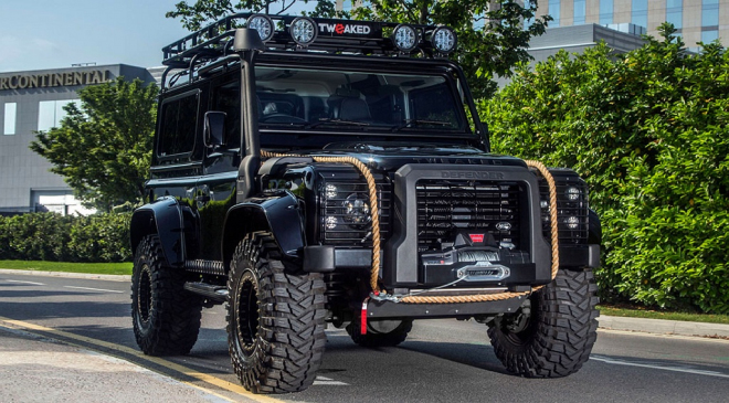 Jezděte autem zabijáků Jamese Bonda, autoři ho z Defenderu postaví i vám