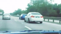 Řidič BMW 3 se lepil na zadek Nissanu Skyline GT-R, dostal lekci (video)