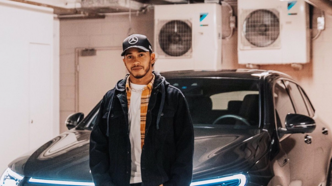 Lewis Hamilton si objednal nové auto, nebo to tak alespoň jeho chlebodárce prezentuje