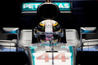 Hamilton sepsul simulátory F1, jeho výkon na trati prý nikterak nerozvíjejí