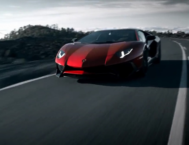 Lamborghini Aventador SV v akci předvádí hlavně klíčové inovace (video)