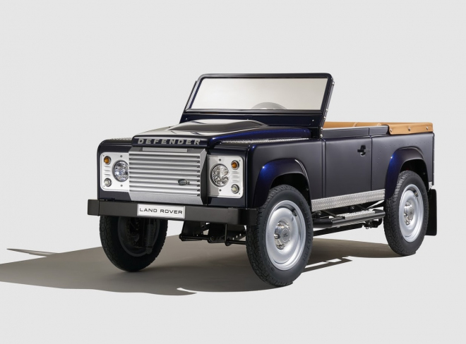 Land Rover Defender žije dál, jako extra drahé šlapací autíčko pro děti