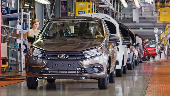 Lada i v této době našla cestu, jak nová auta dál prodávat stejně levně