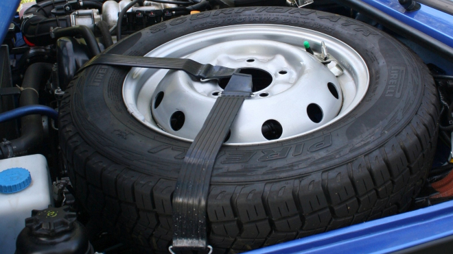 Rusové ukázali smrtící riziko špatného zacházení s pneumatikami, na místě dokáže rozsekat celé auto na hadry