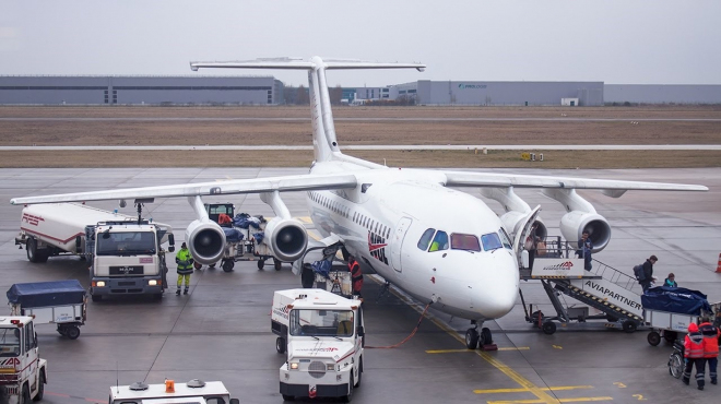 Pilot dopravního letadla přistál téměř o 900 km jinde, než měl, letěl opačným směrem