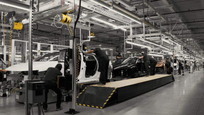 Výrobce elektromobilů prodělává peníze tak moc a tak dlouho, že už to i na bohaté Araby může být příliš, aby ho dál drželi nad vodou