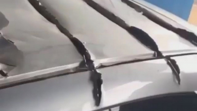 Při neobvyklé nehodě letící letadlo rozpáralo střechu jedoucího automobilu