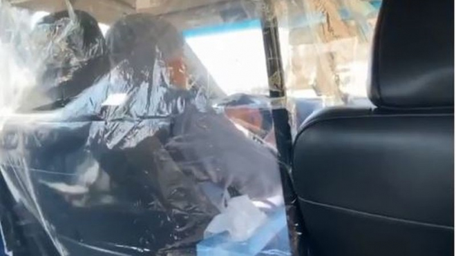 Taxikář našel způsob, jak v době řádění koronaviru chránit sebe i cestující