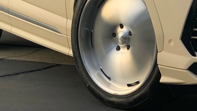 Kanye West ukázal své nové auto, vkusně upravené asi přijde jen jemu