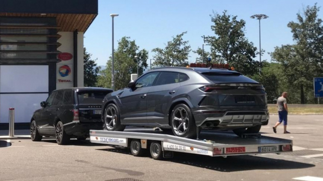 Majitel Lamborghini Urus nechává tvrdou dřinu raději na skutečných SUV