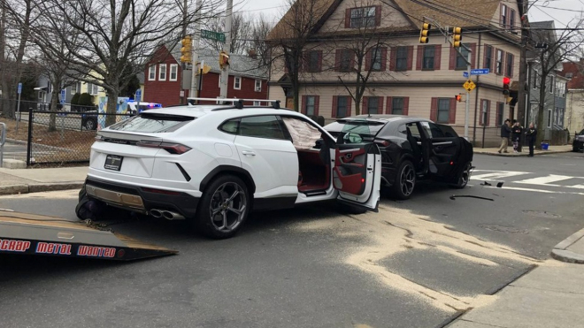 Mladíci ukradli od dealera Lamborghini hned dva Urusy, pak navzájem nabourali