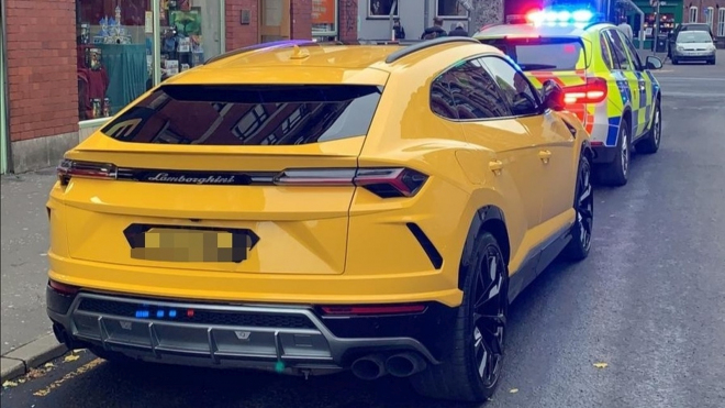 Policie mladíkovi zabavila nové Lambo, s nepojištěným autem řádil v ulicích města