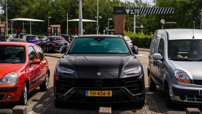 Urus je vážně trochu jiné Lamborghini, ani před McDonald's nevypadá nepatřičně