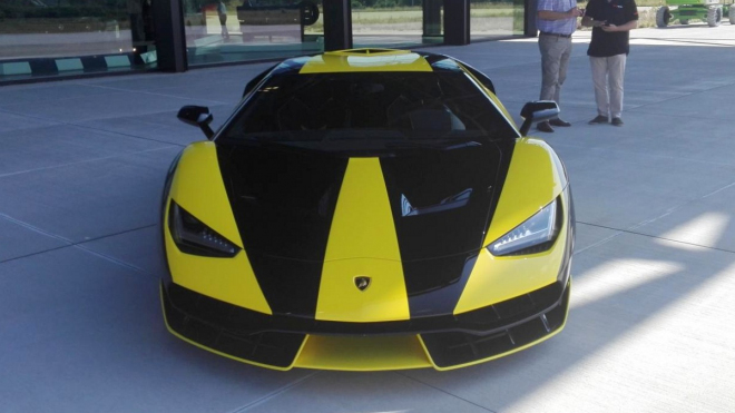 Další z nejvzácnějších Lamborghini bylo dodáno. Má divoký vzhled, registraci i cenu