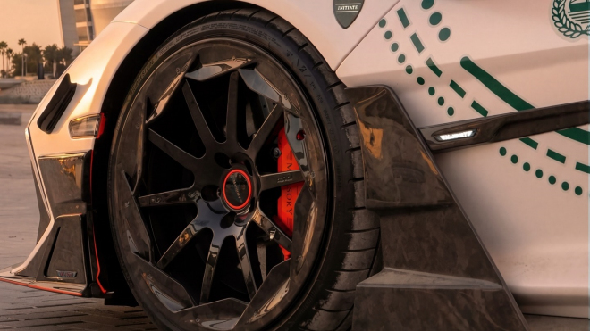 Už se ví, kdo kupuje kýčovitá auta od Mansory. Policie vzala už několikáté, v uniformě jim to snad i sluší