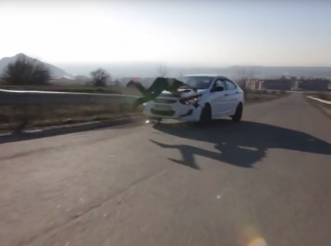 Crash test bez auta. Longboardista se čelně střetl s Hyundai (video)
