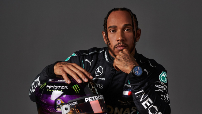 Lewis Hamilton po osmi týdnech prolomil hradbu mlčení, není ale jasné, co to přesně znamená