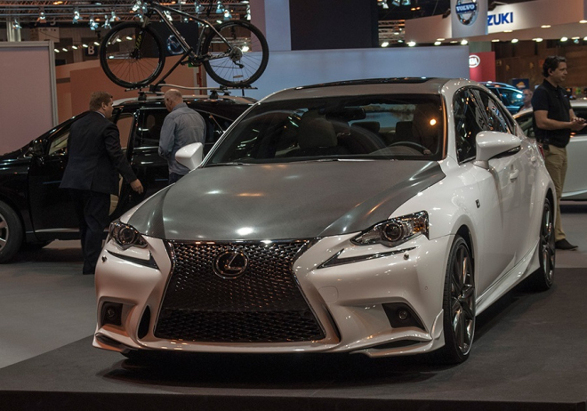 Lexus IS 25 Aniversario: výroční edice sází na karbon, k nám ale nemíří