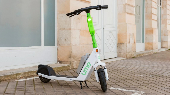 Paříž jako první velké město zakázala elektrické koloběžky, 14 tisíc jich do tří dnů musí z ulic