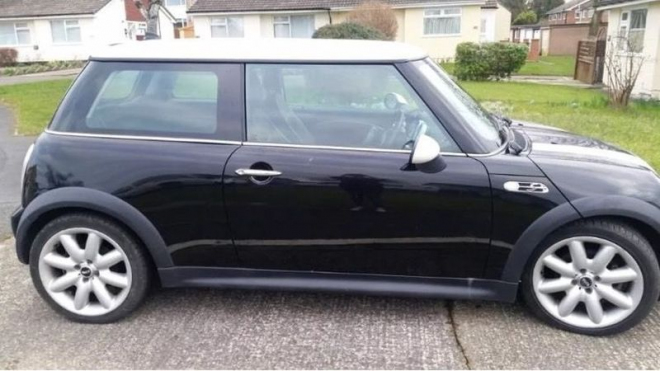 Naštvaná majitelka Mini říká, že toto auto je totální exkrement. Prodává ho za 35 Kč