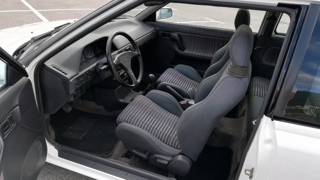 Tento obyčejně vypadající, 32 let starý hatchback s víc než 140 tisíci km se prodává za 600 tisíc Kč. Není to vtip ani překlep