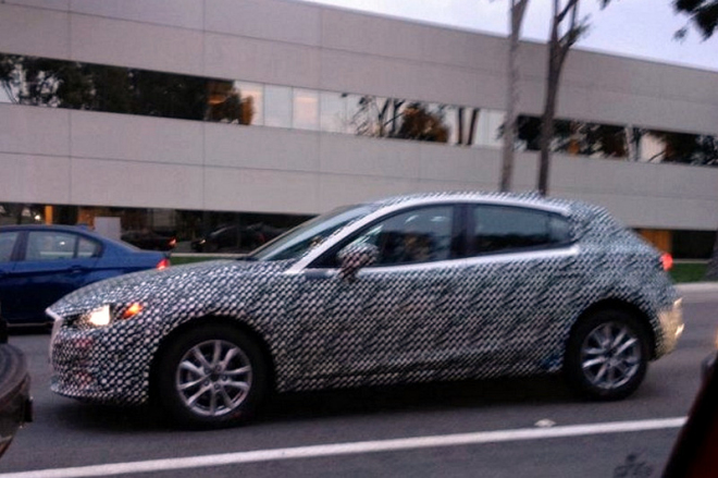 Mazda 3 2013/2014: nová generace nafocena při testech, uniklé fotky musí být skutečné