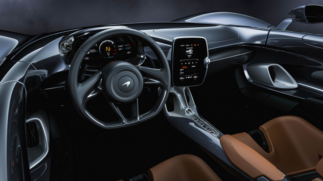 Limitka McLarenu za 50 milionů je možná ošklivá a nechtěná, s esem za volantem ale nenudí