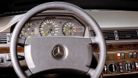 34 let starý Mercedes na Autobahnu ukázal, jak rychlá a opojná byla auta už v časech Škod 120